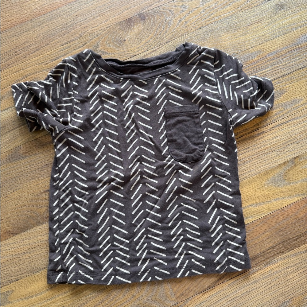 Kyte BABY Charcoal Short Sleeve Pocket Tee with White Dash Pattern